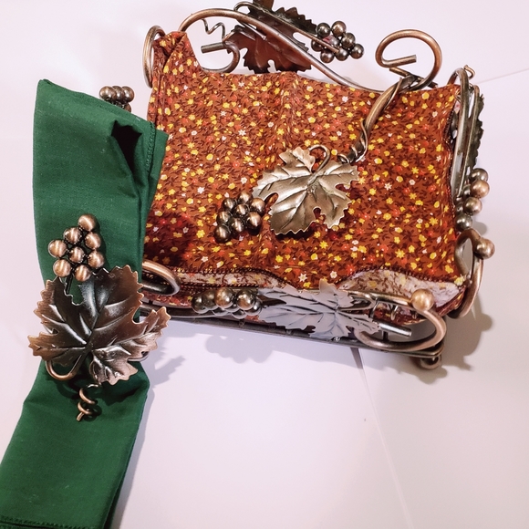 Napkin holder w/weighted pivoted arm & 3 Napkin Rings - Picture 1 of 9